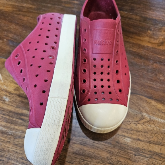 Native, red slip on shoes, junior size j2 - Picture 5 of 7